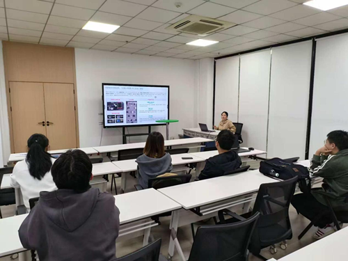 聚焦鴻蒙智聯(lián)場景，深化產(chǎn)教融合新篇——“智慧教育”工作室鴻蒙項(xiàng)目會議側(cè)記